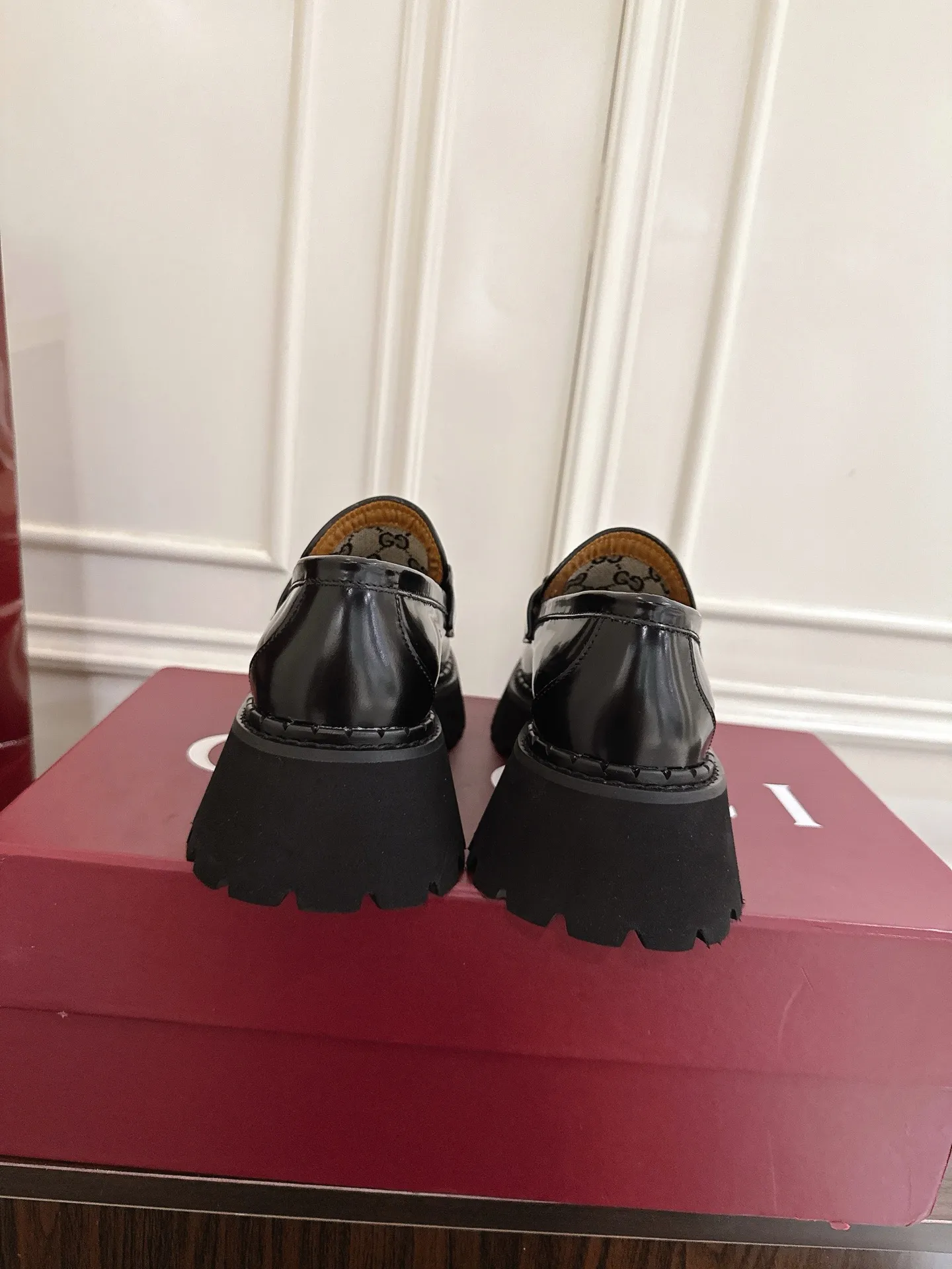 👟👟Ex-factory price 560👟👟 Gucci loafers with horsebit groove soles. As a tribute to the brand's equestrian roots, the horsebit has gone through years of baptism, integrating its rich historical heritage and modern fashion into one. Cowhide surface, sole thickness 5cm, size: 35-42# 39-46#